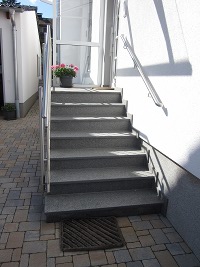 Außentreppe in Nero Impala geflammt mit einteiligem Podest, Geländer in Edenstahl