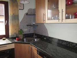 Küchenarbeitsplatte in Verde San Franzisco, Spritzschutz in Bianco Cristall