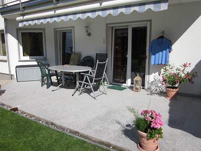 Terrasse mit Bodenplatten in Rosa Beta geflammt