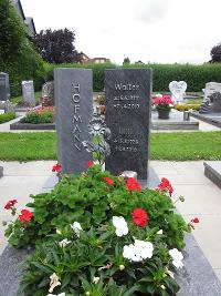 Erdgrab_mit_2_S�ulen_in_Orion_Familienname_auf_geb�rstetem_Grund_Vornamen_auf poliertem_Grund.JPG