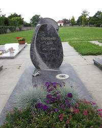 Erdgrab mit Formstein in Orion.JPG